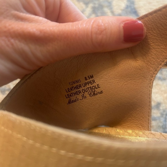 Donald Pliner Elegant Beige Wedge Sandals size 8.5 *small defect* - Picture 5 of 6